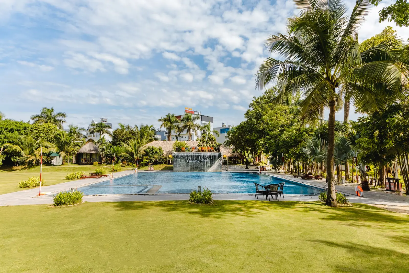 Khuôn viên và bể bơi ngoài trời Central Hotel