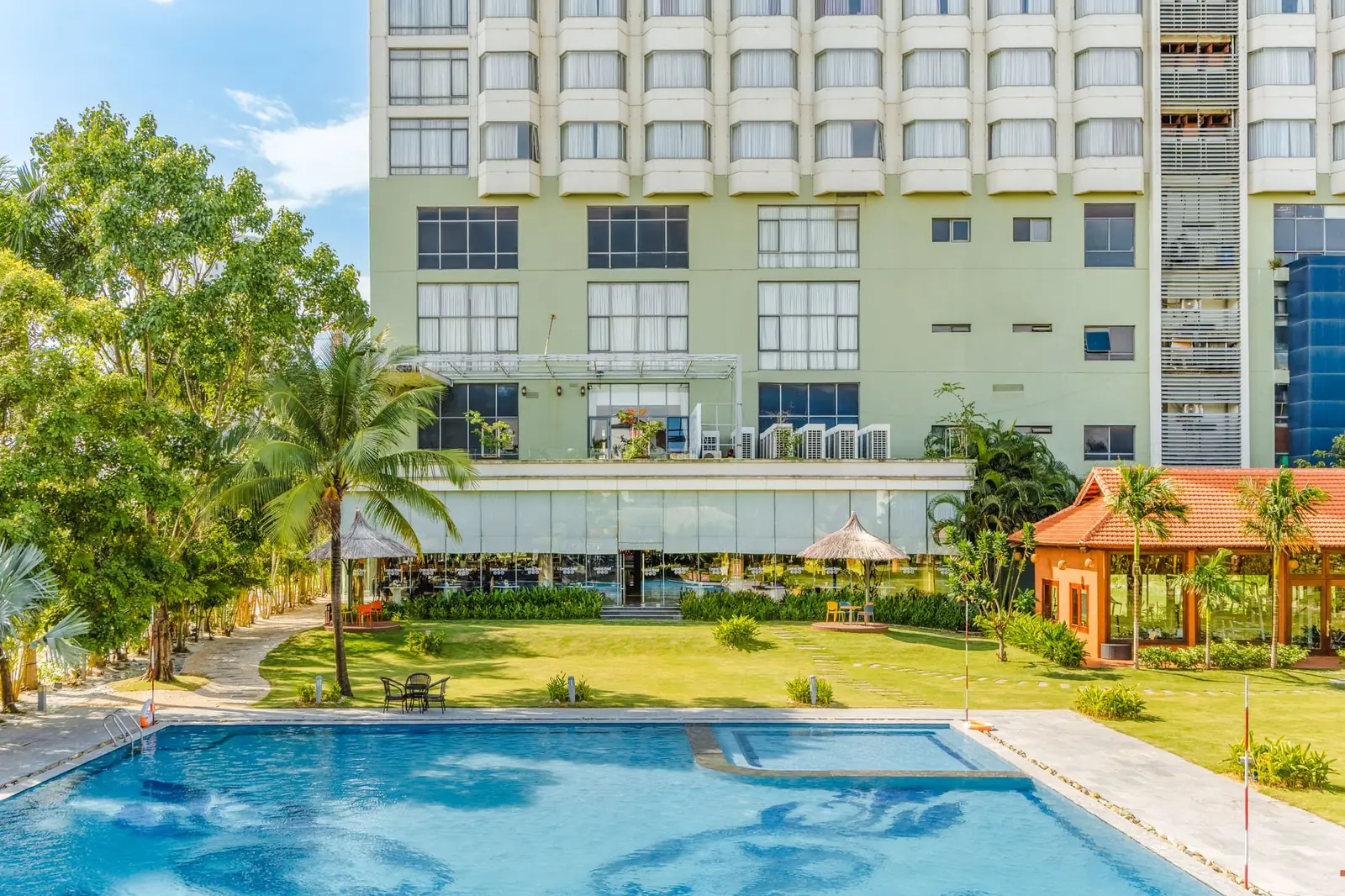 Toà tháp Central Hotel nhìn từ bể bơi ngoài trời