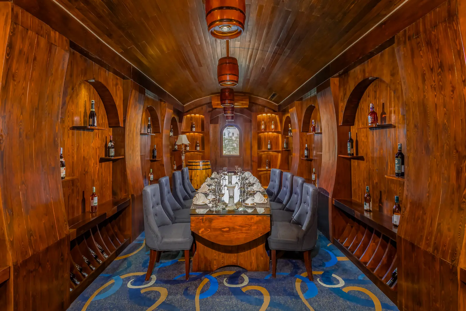 Hầm rượu — Central Hotel