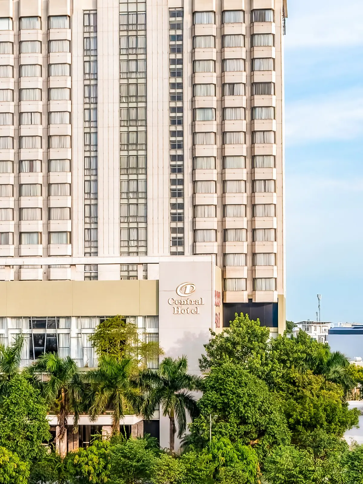 Biển hiệu Central Hotel tại lối vào