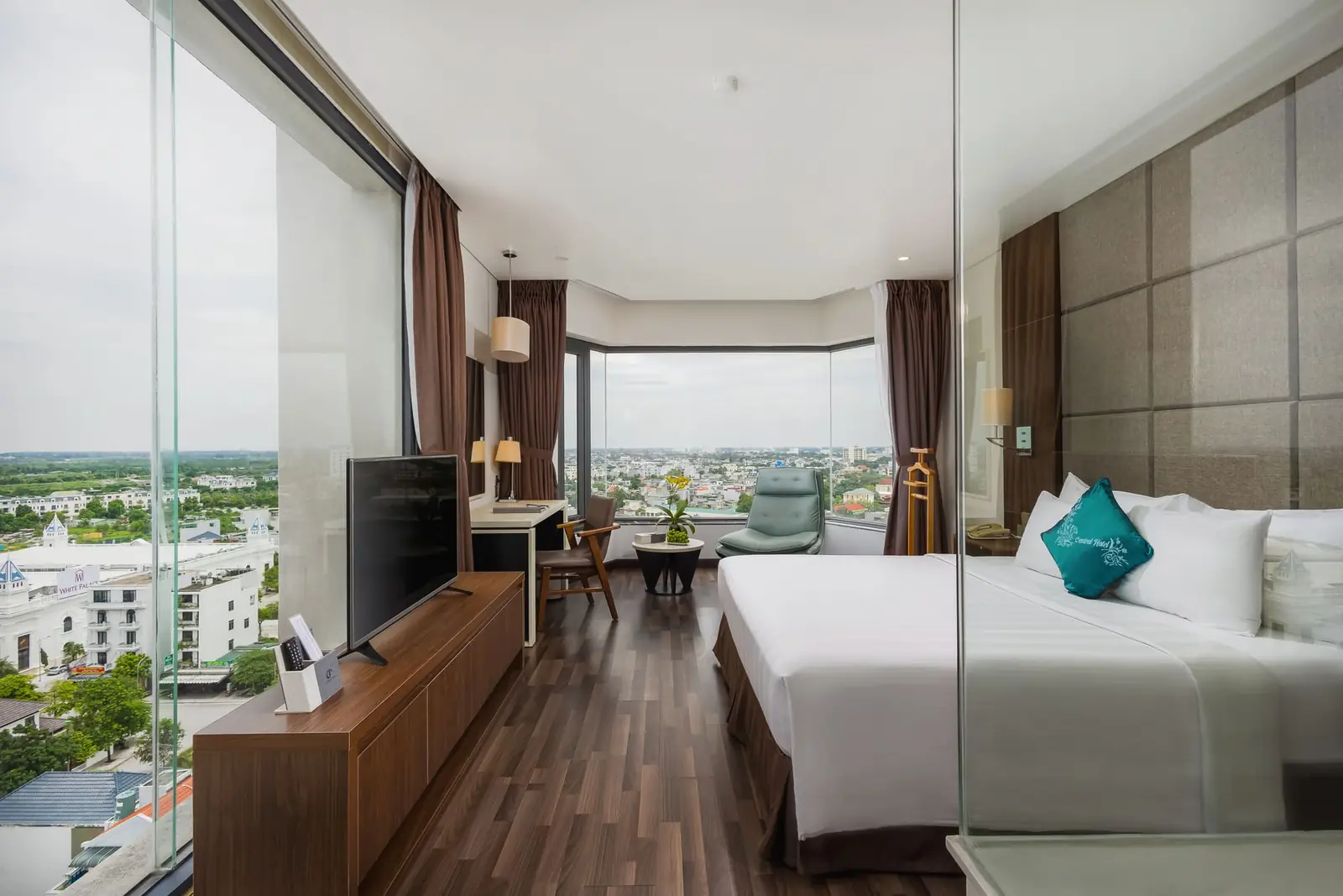 Phòng nghỉ tầng cao tại Central Hotel