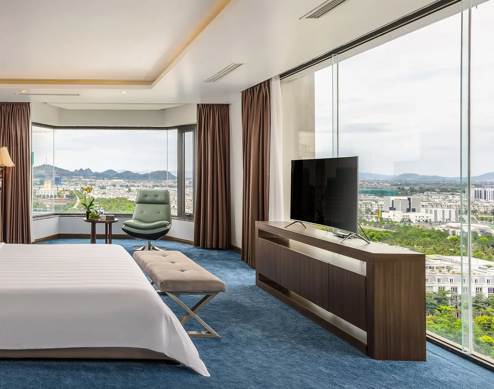 Cửa kính lớn nhìn ra thành phố