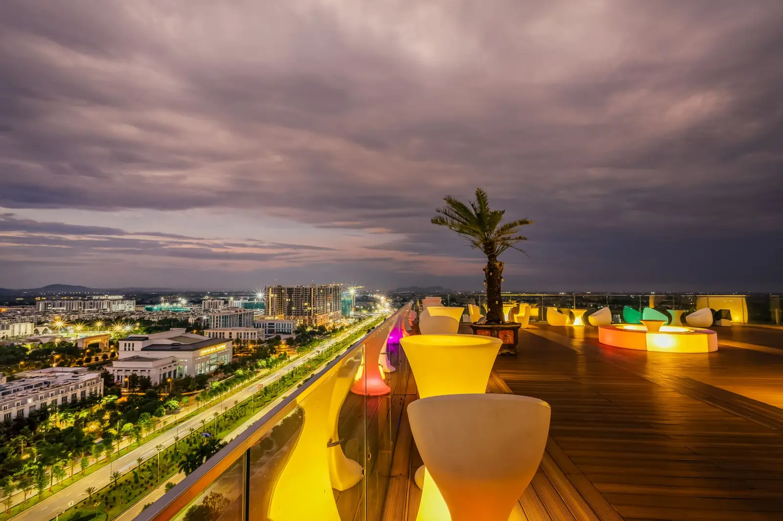 Skylight Restaurant & Bar trên tầng thượng Central Hotel