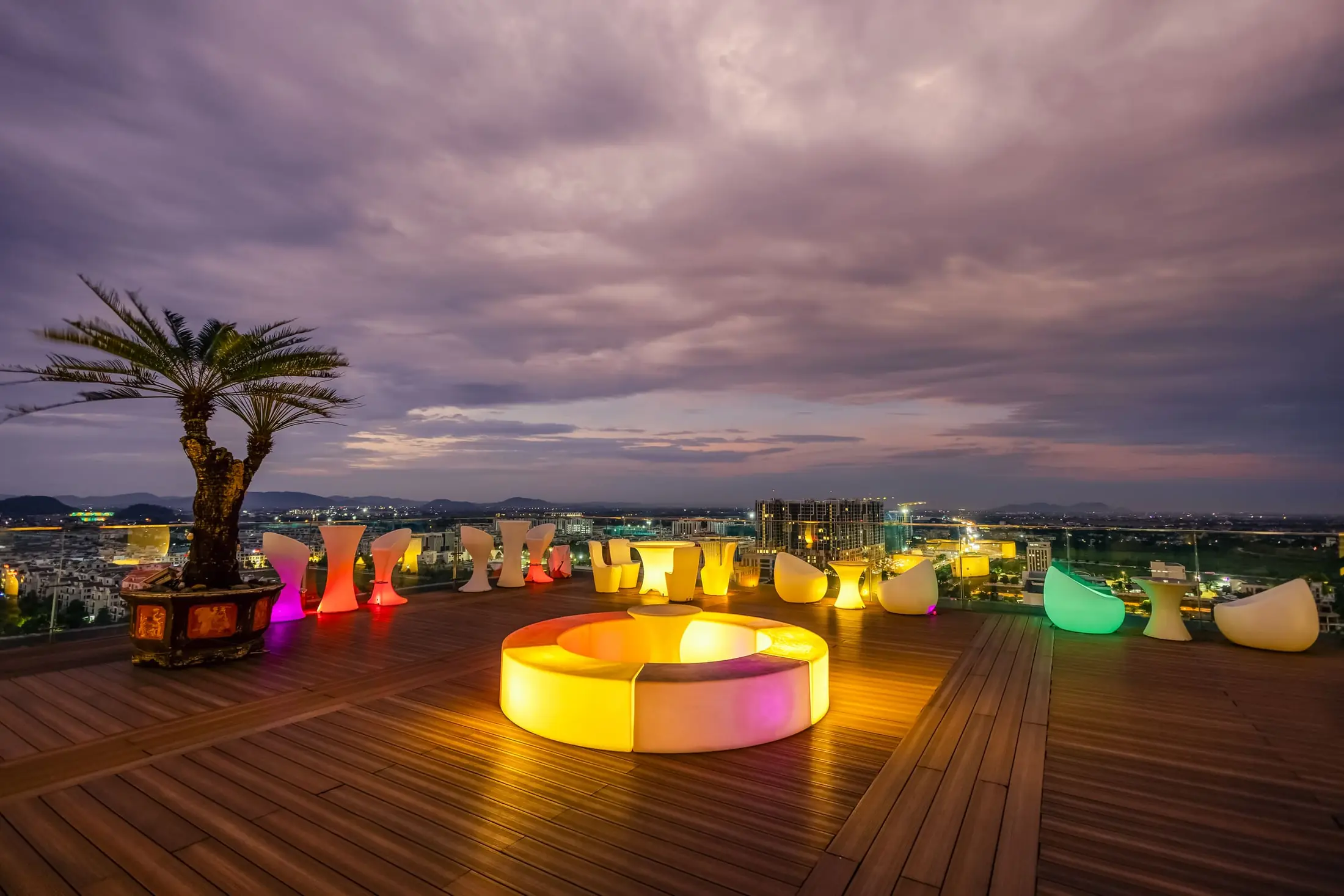 Happy Hour tại Skylight Rooftop